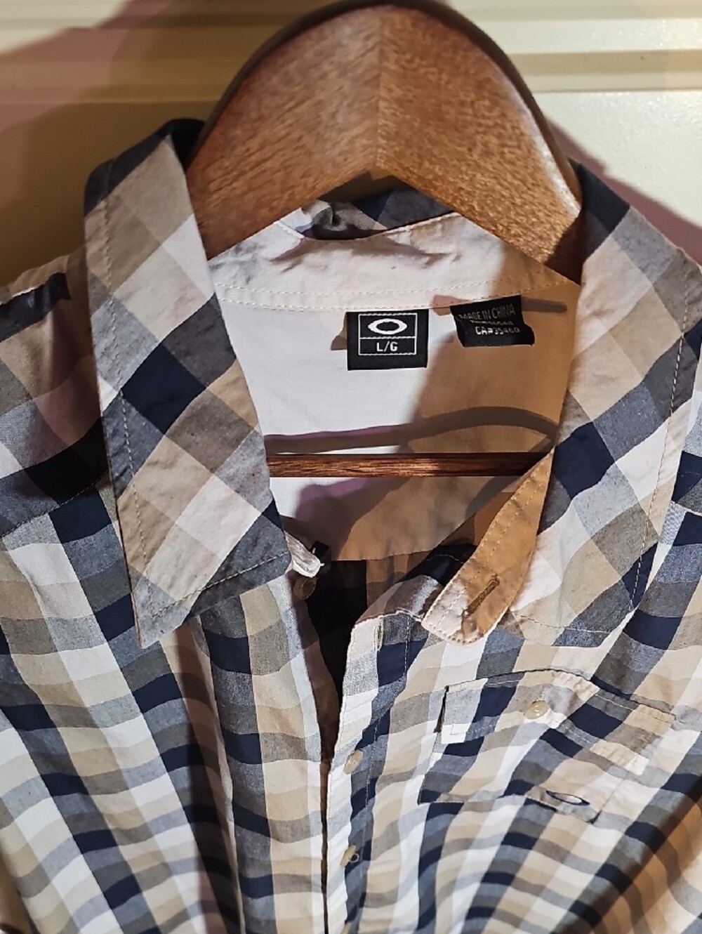 Oakley Men’s Short Sleeve Plaid Button-Down Shirt in Navy, Tan & White - Picture 3 of 8